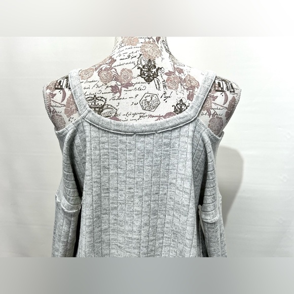 UMGEE Light gray ribbed cold shoulder knit top‎ size M - Picture 5 of 15